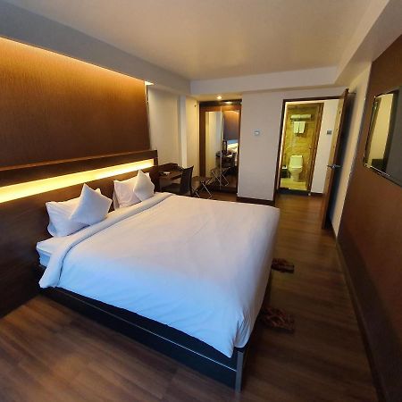 Clover Suites Royal Lake Янгон Екстериор снимка