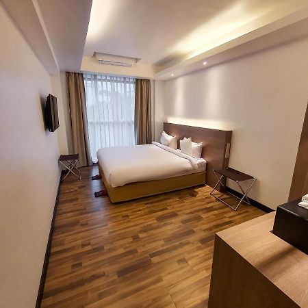 Clover Suites Royal Lake Янгон Екстериор снимка
