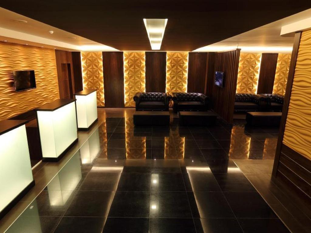 Clover Suites Royal Lake Янгон Екстериор снимка