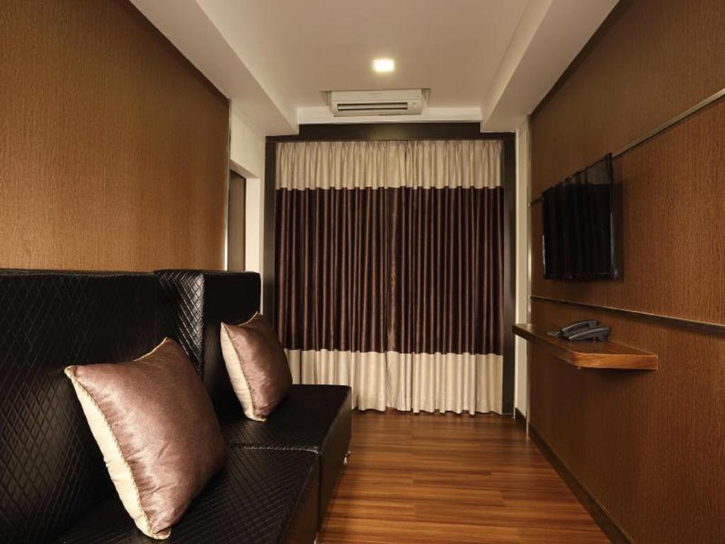 Clover Suites Royal Lake Янгон Екстериор снимка