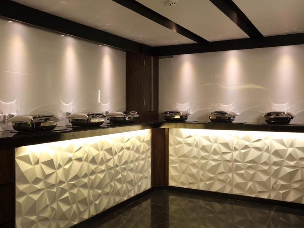 Clover Suites Royal Lake Янгон Екстериор снимка
