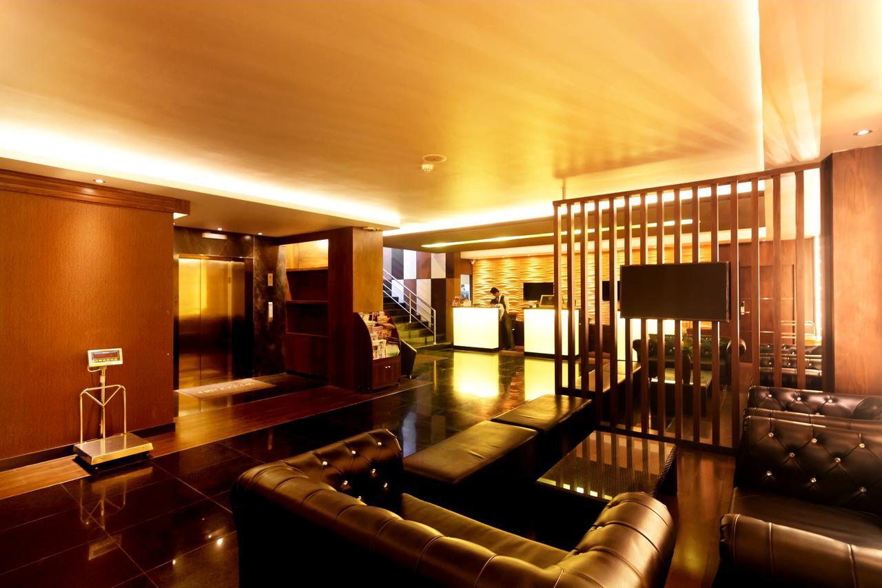 Clover Suites Royal Lake Янгон Екстериор снимка