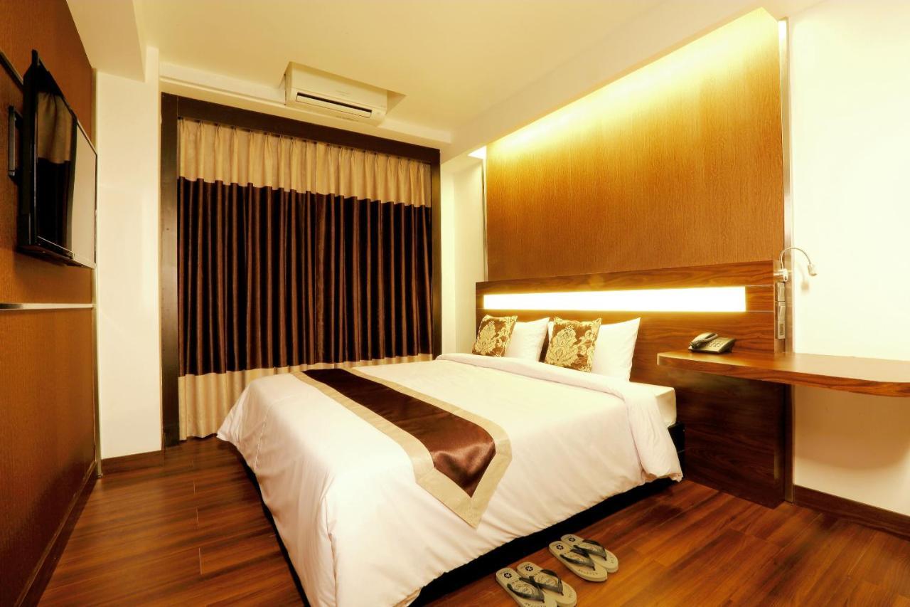 Clover Suites Royal Lake Янгон Екстериор снимка