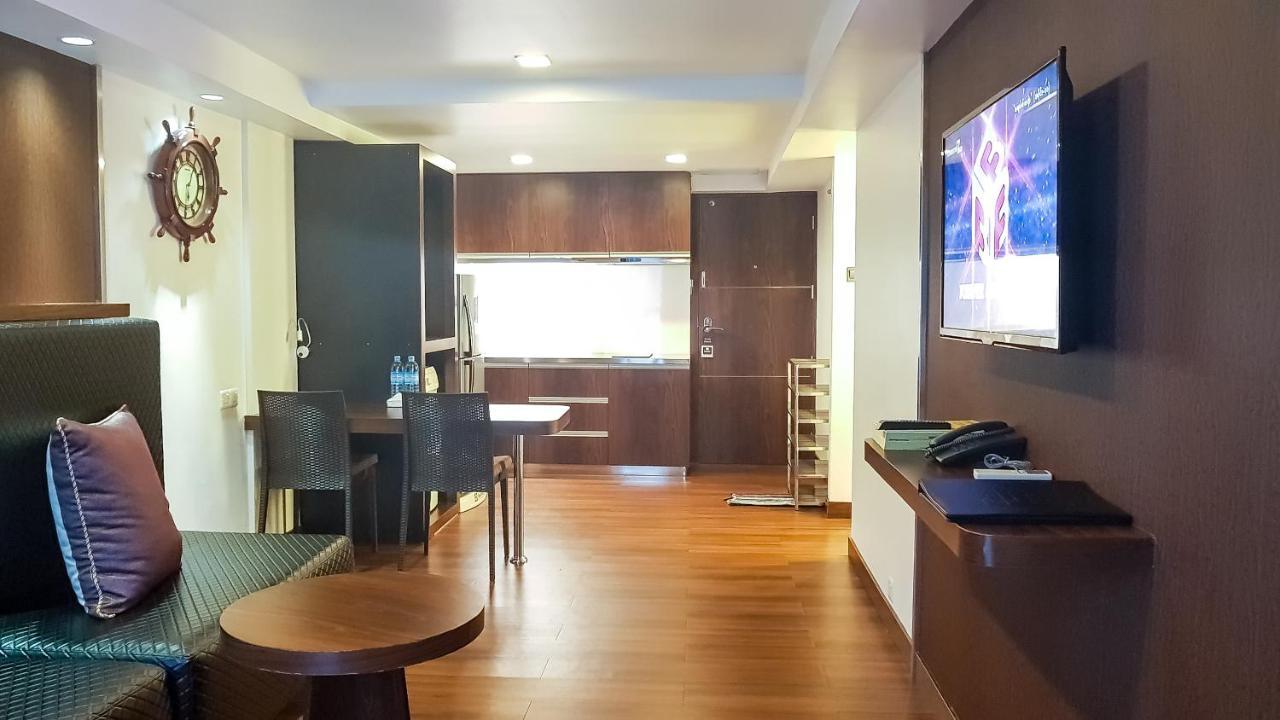 Clover Suites Royal Lake Янгон Екстериор снимка