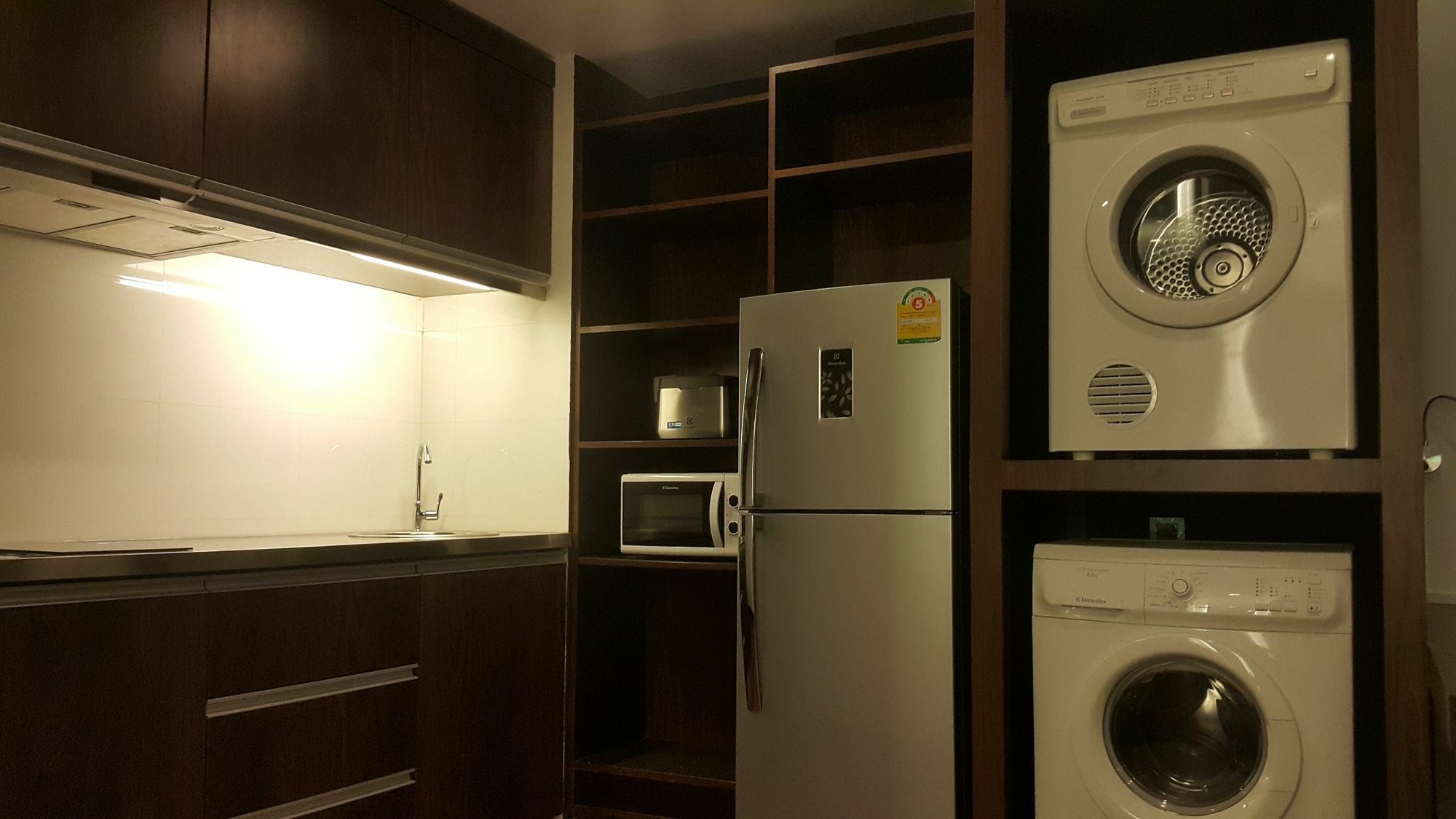 Clover Suites Royal Lake Янгон Екстериор снимка