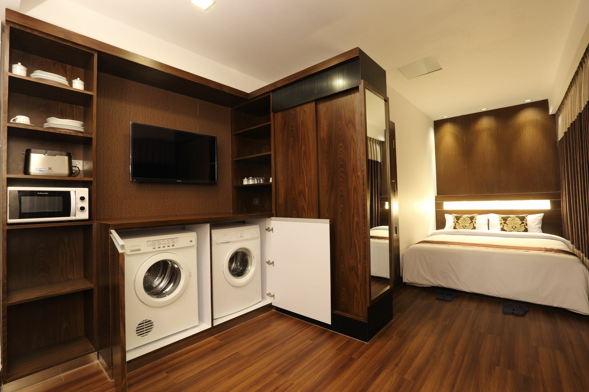 Clover Suites Royal Lake Янгон Екстериор снимка
