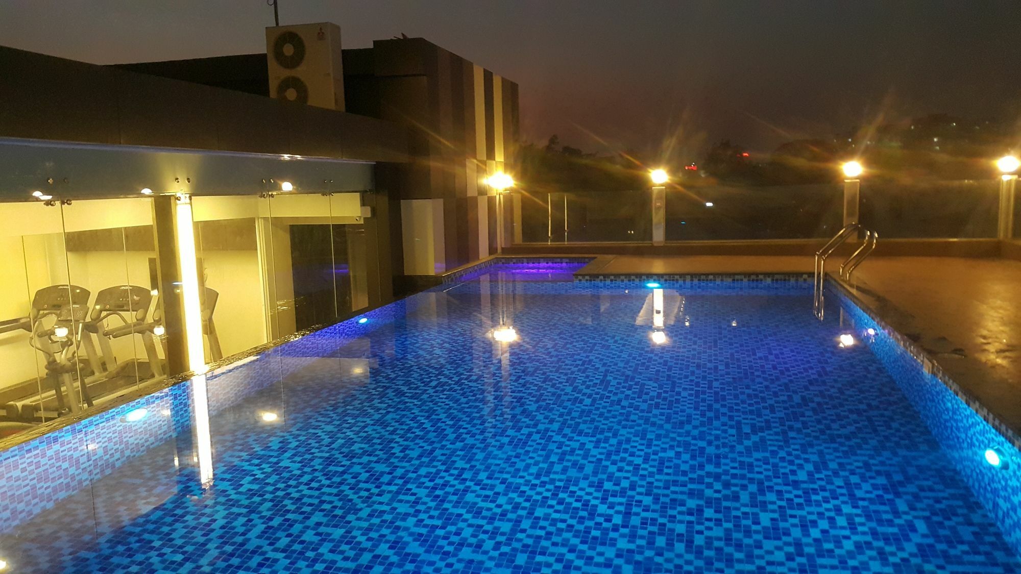 Clover Suites Royal Lake Янгон Екстериор снимка