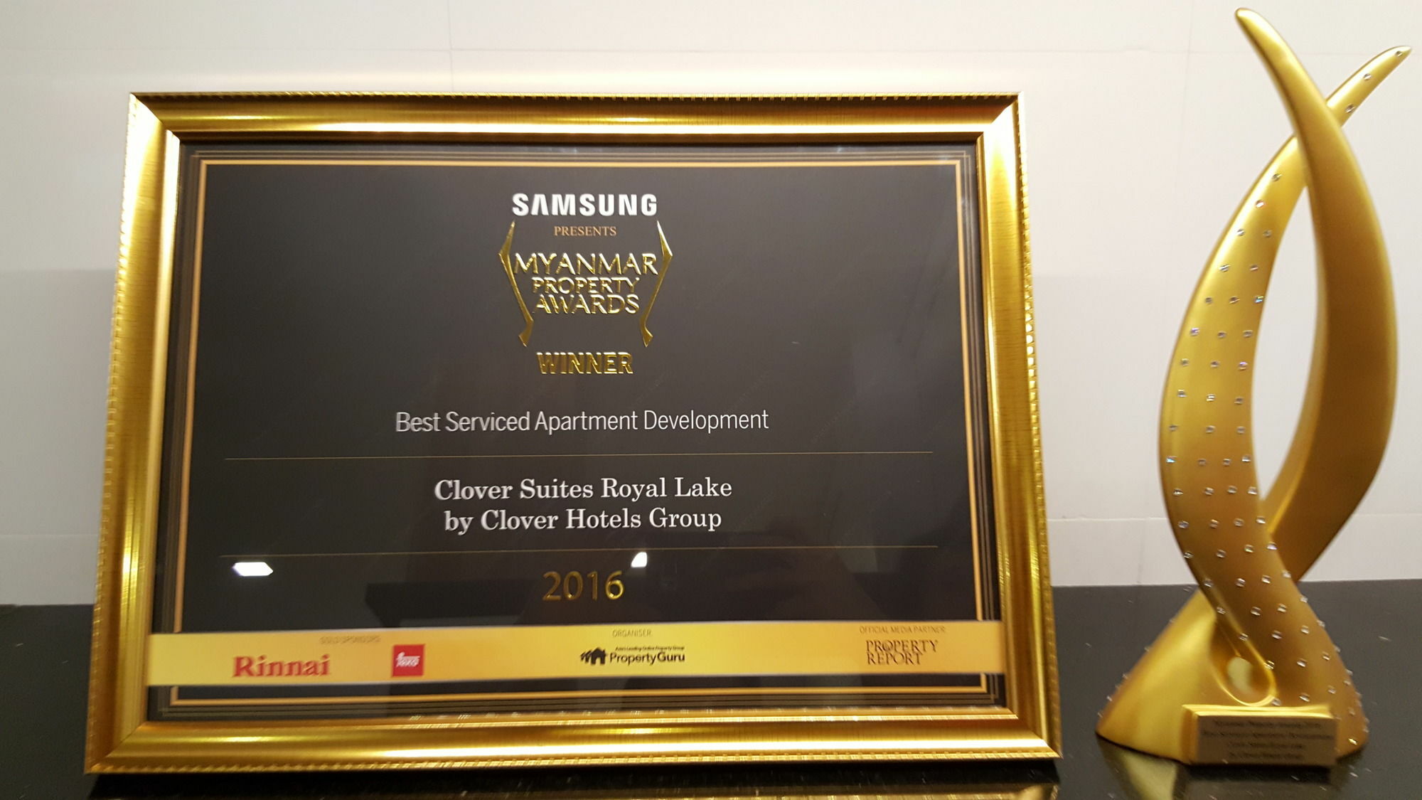 Clover Suites Royal Lake Янгон Екстериор снимка