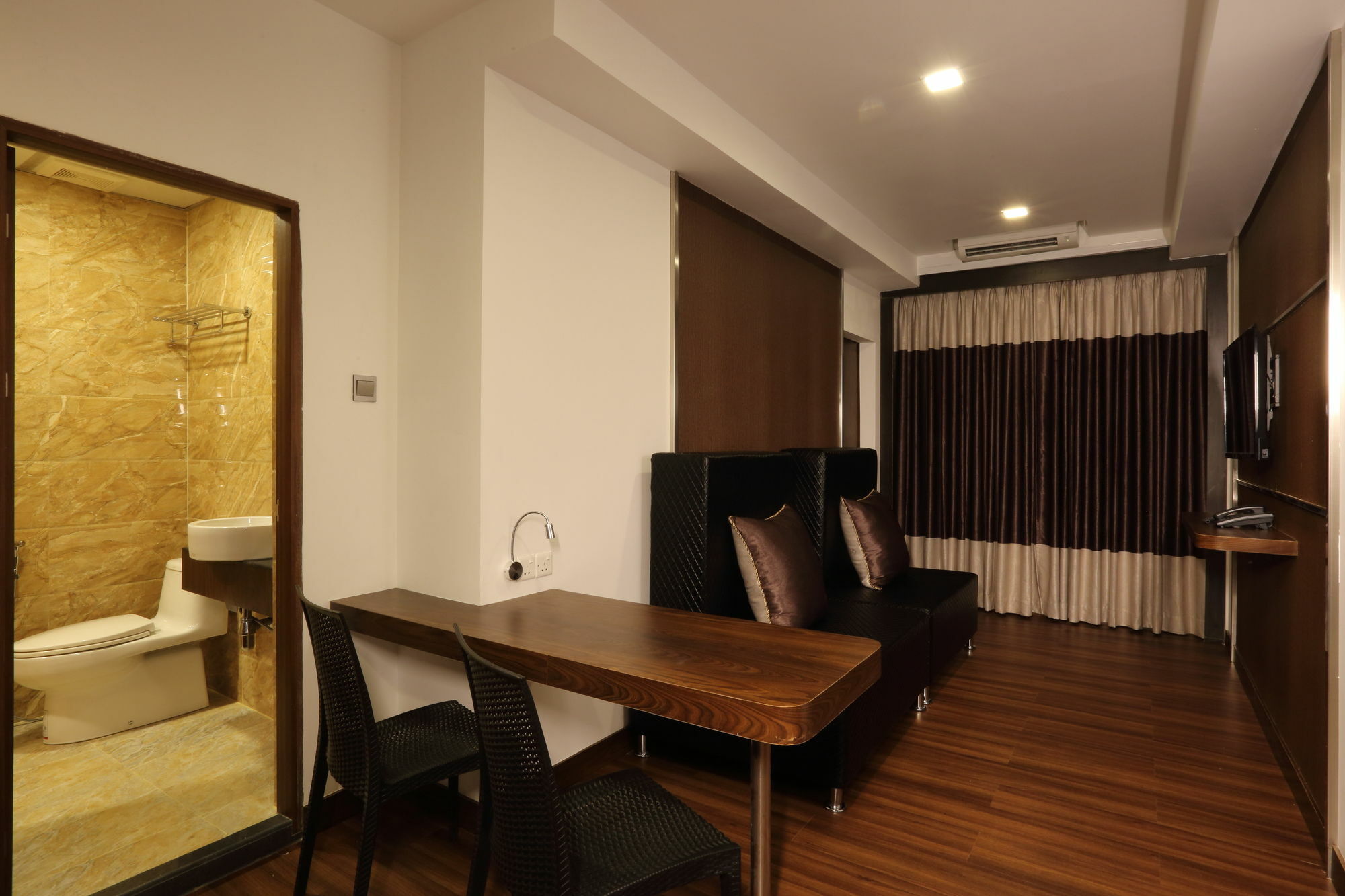 Clover Suites Royal Lake Янгон Екстериор снимка