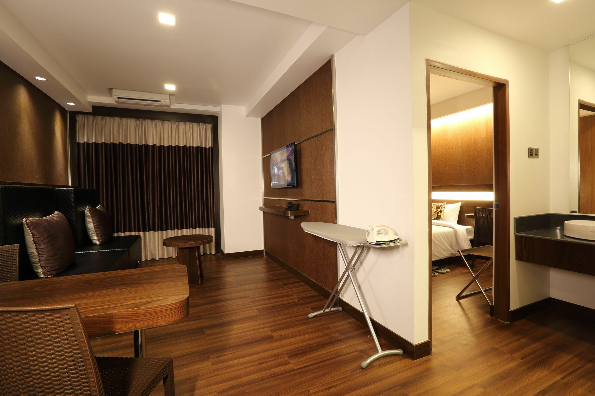 Clover Suites Royal Lake Янгон Екстериор снимка