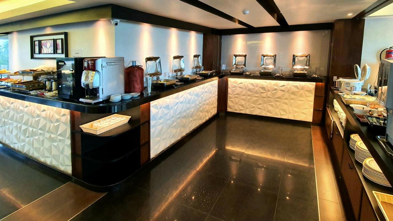 Clover Suites Royal Lake Янгон Екстериор снимка